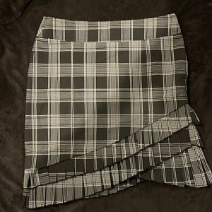 Bebe black and white, asymmetrical pleaded bottom skirt, like new, size 6